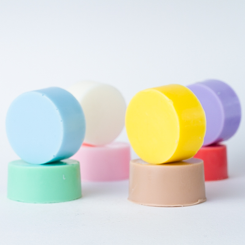 Sapone-artigianale-latte-di-capra-cilindretto-mughetto-rosa-e-champagne-violetta-mirtillo-rosso-bosco-di-cedri-acqua-di-luna-mandorlemiele-cacao