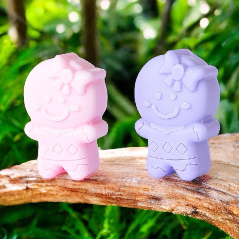 Sapone-artigianale-latte-di-capra-omino-pan-di-zenzero-cartoon-lady-violetta-rosa-e-champagne-ambient