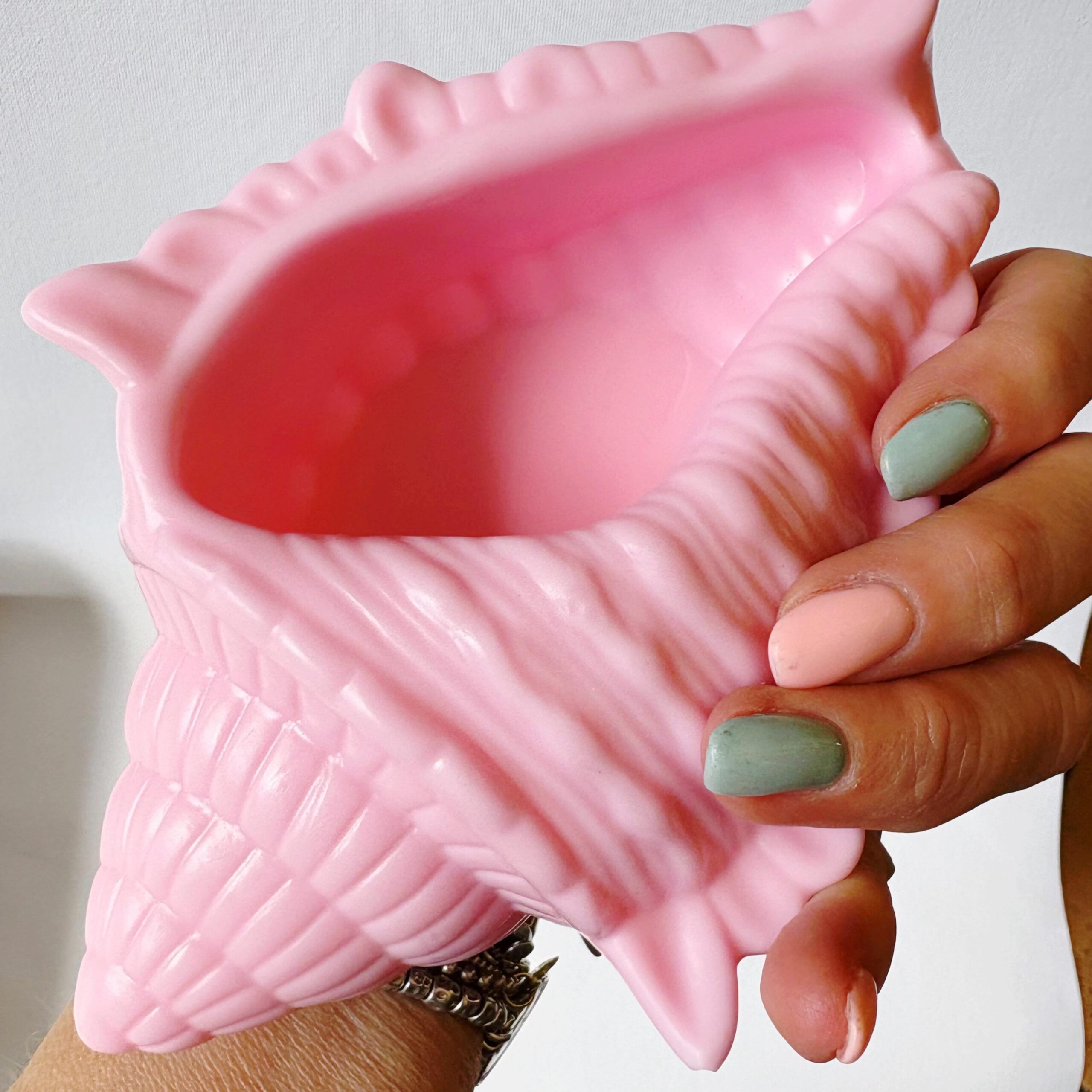 Sapone-artigianale-latte-di-capra-conchiglia-grande-in-mano-rosa-e-champagne