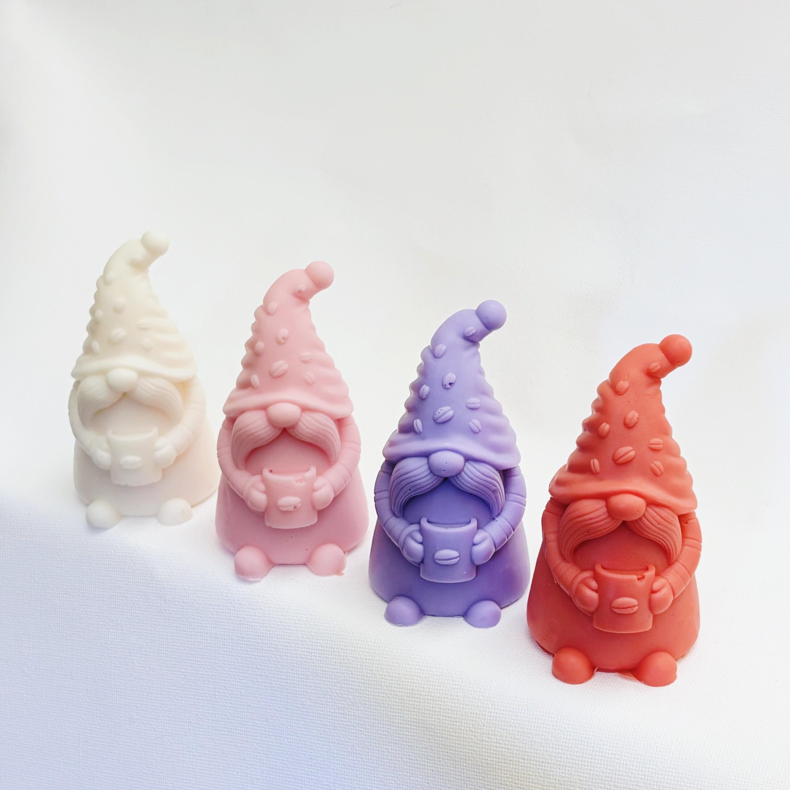 Sapone-artigianale-latte-di-capra-gnomo-baffi-mughetto-rosa-e-champagne-violetta-mirtillo-rosso