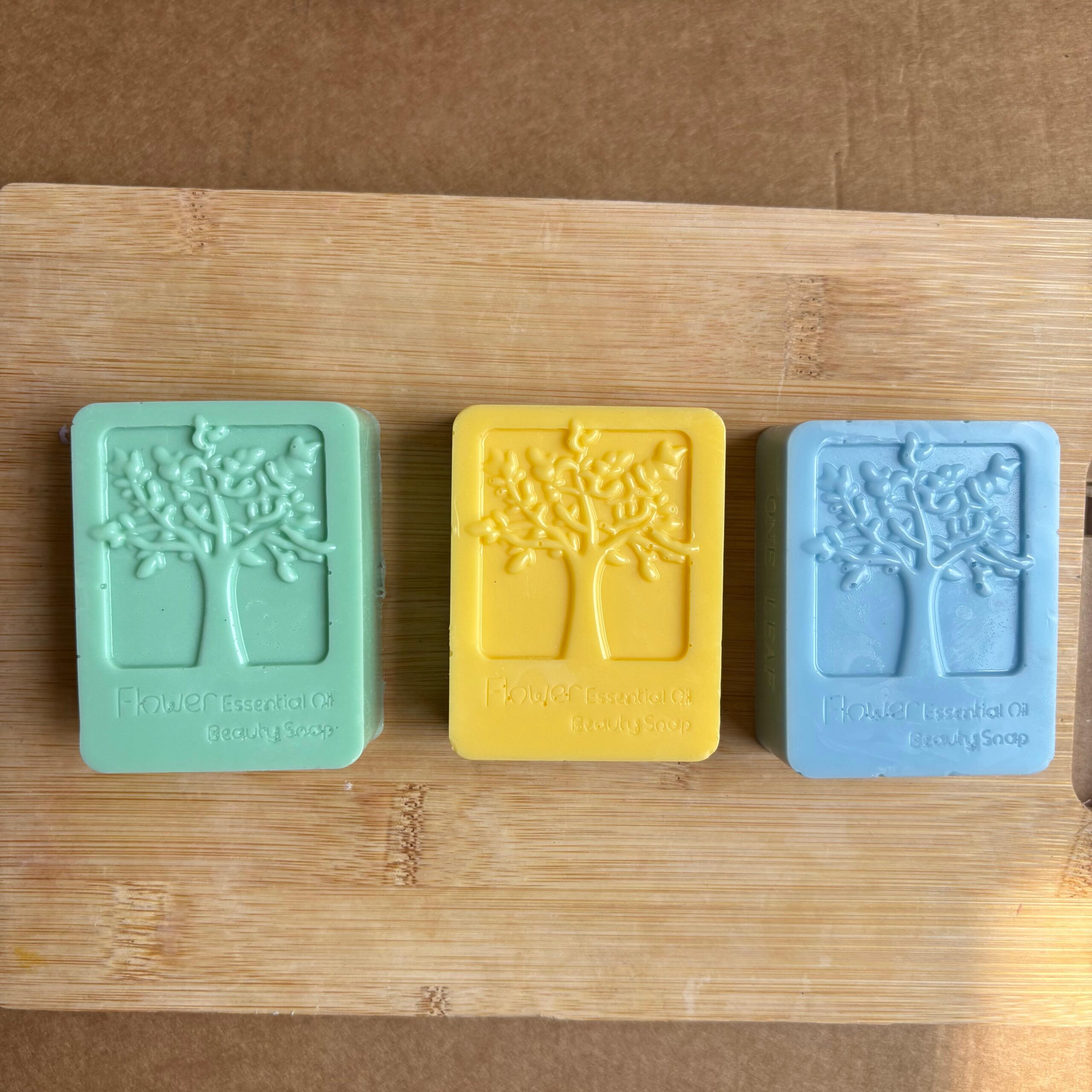 Sapone-artigianale-vegetale-albero-della-vita-2-bosco-di-cedri-mandorlemiele-acqua-di-luna