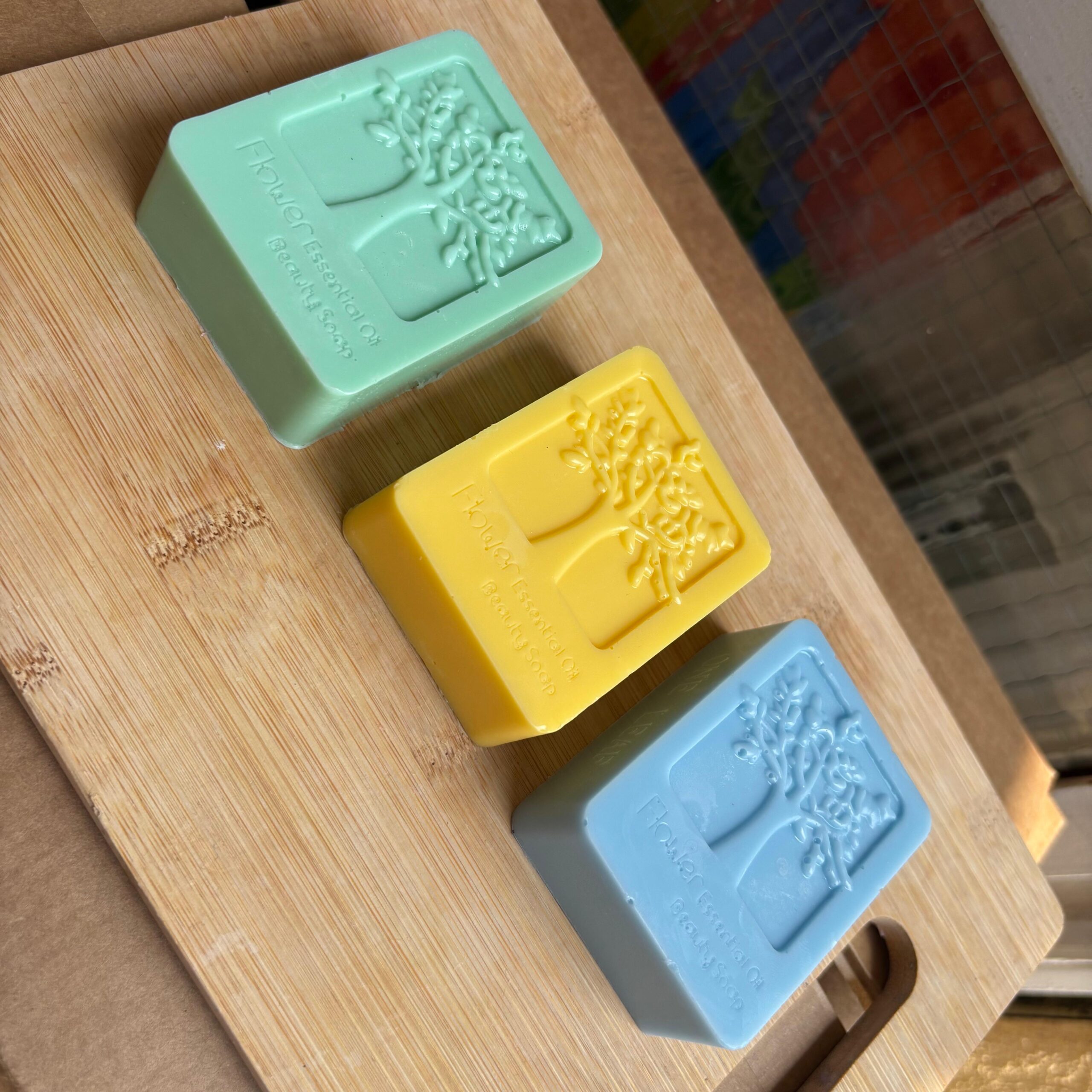 Sapone-artigianale-vegetale-albero-della-vita-3-bosco-di-cedri-mandorlemiele-acqua-di-luna